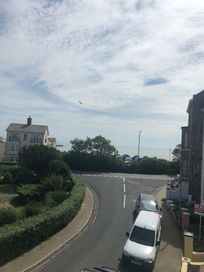 Crescent Lodge Walton-on-the-Naze Exterior photo