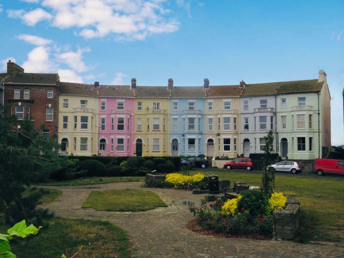 Crescent Lodge Walton-on-the-Naze Exterior photo